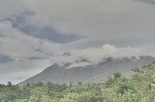 «Βρυχάται» ηφαίστειο στο όρος Κανλαόν στις Φιλιππίνες